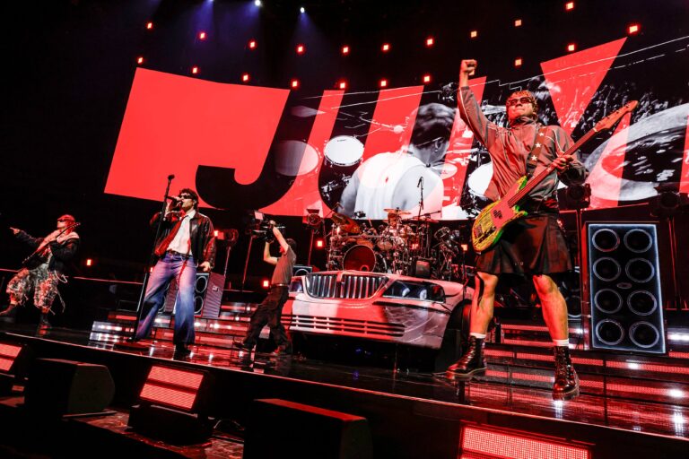 5-seconds-of-summer-roig-arena-5